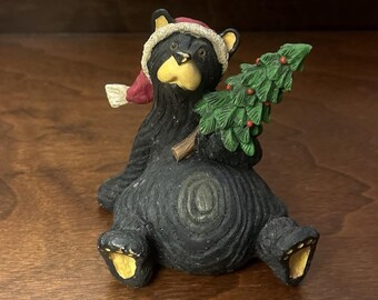 Big Sky Carvers ? Figura navideña de oso negro Árbol de Navidad Gorro de Papá Noel Sentado
