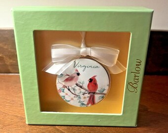 Adorno navideño de Barlow: Pareja de cardenales de Virginia, NUEVO en caja, Cerámica redonda
