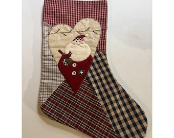 Calcetín navideño de Papá Noel, estilo rústico primitivo, a cuadros, con forma de corazón, estilo cottagecore.