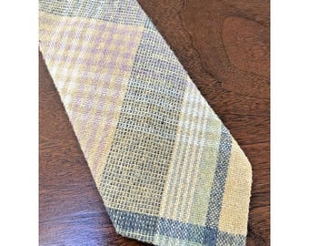 Corbata vintage de los años 60 y 70 a cuadros, verde pastel, azul, rosa, blanco, estilo preppy académico.