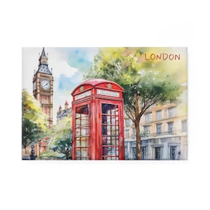 Op de afbeelding: Waterverfschilderij van Londense bezienswaardigheden. Een rode telefooncel staat voor de Big Ben, met het woord "LONDON" in rode letters. Bomen en gebouwen vullen de achtergrond en creëren een levendig stadsbeeld.