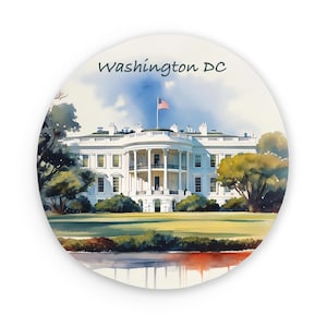 Könnte beinhalten: Ein Aquarellgemälde des Weißen Hauses in Washington DC. Das Gebäude ist weiß mit einem grünen Rasen davor. Auf beiden Seiten des Gebäudes stehen Bäume. Die amerikanische Flagge weht an einem Fahnenmast vor dem Gebäude.