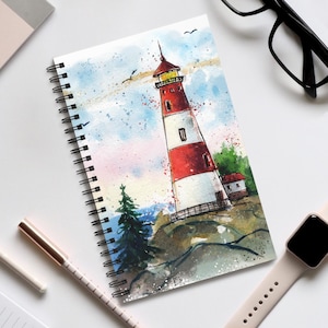 Puede incluir: Una pintura de acuarela de un faro rojo y blanco en un acantilado rocoso. El faro tiene un techo amarillo y está rodeado de un cielo azul con nubes blancas. Hay árboles pequeños y un pequeño edificio en primer plano.