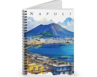 Könnte beinhalten: Spiralgebundenes Notizbuch mit einer farbenfrohen Illustration von Neapel, Italien. Das Bild zeigt einen blauen Berg, eine Küstenstadt und das Wort "NAPOLI" oben. Das Notizbuch hat einen weißen Einband und eine silberne Spiralbindung.