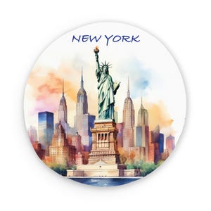 Może przedstawiać: Akwarela przedstawiająca Statuę Wolności na tle panoramy Nowego Jorku. Obraz znajduje się w okrągłej ramie z napisem "NEW YORK" u góry.