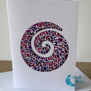 CARTE DE VOEUX ROSE Titre : Carte vierge 'Koru' Symbole maori vert de Nouvelle-Zélande pour un nouveau départ, la croissance et l'harmonie