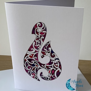 ROZE WENSKAART Titel: 'Fish Hook' of 'Matau' Blanco kaart Nieuw-Zeeland Māori-symbool Veel geluk bij het reizen over water.