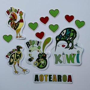以下が含まれることがあります： Heiheiと書かれた雄鶏、Pukeko、Rāpetiと書かれたウサギ、Kiwiと書かれたキーウィのダイカットステッカーのコレクション。セットには、赤と緑のハート型のステッカー数枚と、AOTEAROAという文字が書かれた長方形のステッカーが含まれています。
