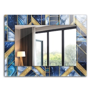 Può includere: Uno specchio decorativo con un motivo geometrico blu e oro. Lo specchio ha un design moderno e sarebbe un'aggiunta elegante a qualsiasi casa.