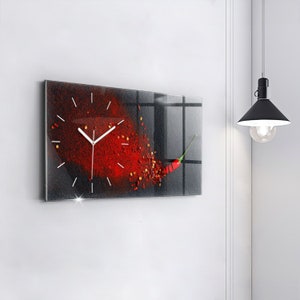 Könnte beinhalten: Eine schwarze und rote Uhr mit einem Chili-Pfeffer-Design. Das Zifferblatt der Uhr hat weiße Zeiger und schwarze römische Ziffern. Der Hintergrund ist ein schwarzes und rotes abstraktes Design.