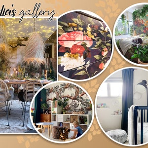 Op de afbeelding: Een collage met interieurontwerpelementen. Het bevat een eethoek met rotan stoelen en hanglampen, een dressoir met bloemenontwerp, een slaapkamer met junglebehang, een kinderkamer en een wieg. De tekst "Cornelia's gallery" is zichtbaar.