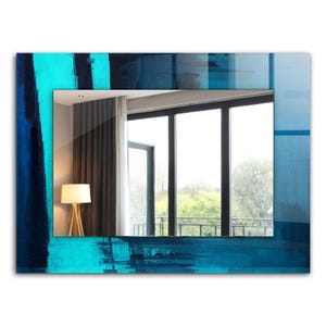 Peut inclure: Un miroir rectangulaire avec un cadre de design abstrait bleu et turquoise. Le miroir reflète une pièce avec une fenêtre et une lampe.
