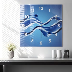 Peut inclure: Une horloge abstraite bleue et blanche avec un fond blanc et des chiffres blancs. Le cadran de l'horloge a un motif de vagues bleues.