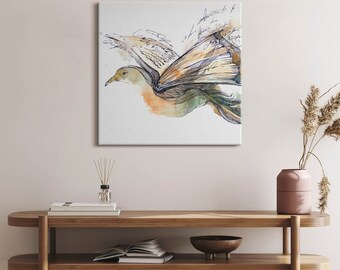 Puede incluir: Una pintura de acuarela de un pájaro en vuelo con detalles en tinta marrón, verde y negro. El pájaro vuela hacia el lado derecho del lienzo. El fondo es blanco con ligeras lavaduras de acuarela gris y azul.