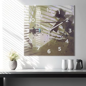 Könnte beinhalten: Eine quadratische Uhr mit weißem Zifferblatt und schwarzen Zahlen. Die Uhr ist vor dem Hintergrund einer stilisierten Illustration von zwei kämpfenden Figuren platziert. Die Figuren sind in Grautönen und Braun gehalten, der Hintergrund ist in gedecktem Braun und Weiß.