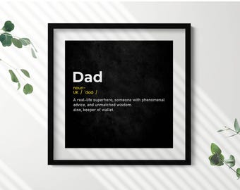 Può includere: Stampa incorniciata in bianco e nero con la parola "Dad" in lettere dorate. La stampa definisce "Dad" come un supereroe della vita reale con consigli fenomenali e saggezza ineguagliabile, anche custode del portafoglio.