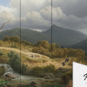 Op de afbeelding: Een drieluik landschapsschilderij dat een serene bergsc&egrave;ne toont met een waterval, bomen en figuren. Het kunstwerk toont een bewolkte lucht en een beek die door de voorgrond stroomt. Het schilderij is verdeeld in drie panelen.