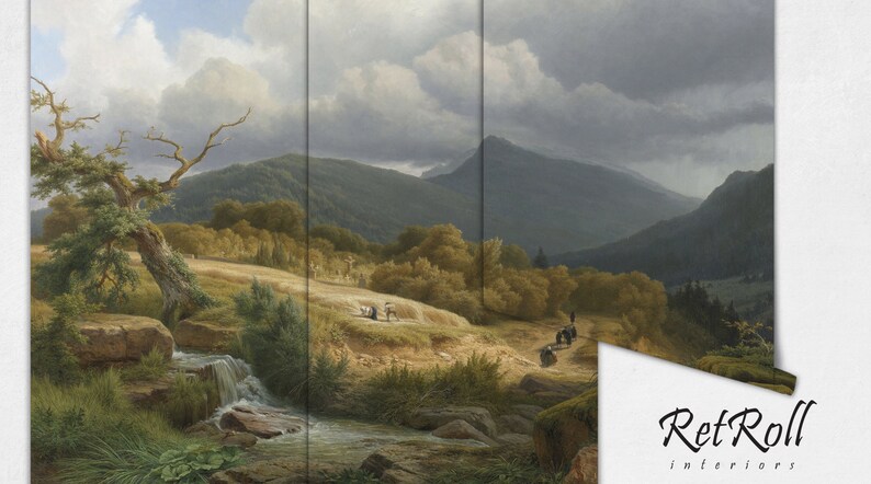 Op de afbeelding: Een drieluik landschapsschilderij dat een serene bergsc&egrave;ne toont met een waterval, bomen en figuren. Het kunstwerk toont een bewolkte lucht en een beek die door de voorgrond stroomt. Het schilderij is verdeeld in drie panelen.