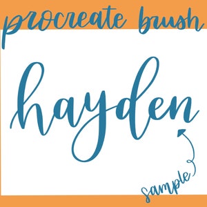 Puede incluir: Una muestra de fuente manuscrita azul para la aplicación Procreate, que muestra la palabra "hayden" en estilo cursivo. El texto "sample" está escrito debajo de la palabra "hayden" con una flecha que apunta a él.