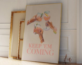 Könnte beinhalten: Ein rosa-weißer Druck mit drei Händen, die Gläser mit rosa Cocktails hochhalten. Der Text "KEEP 'EM COMING" ist in rosa gedruckt.