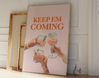 Könnte beinhalten: Rosafarbener Poster mit dem Text "KEEP EM COMING" in orangefarbenen Buchstaben. Drei Gläser Cocktails sind mit Händen zu sehen, die sie zum Anstoßen hochhalten.
