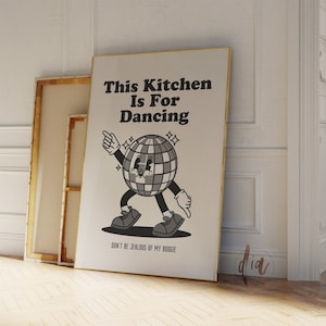 Impresión de arte de pared de cocina retro, cartel retro imprimible, personaje de bola de discoteca vintage, esta cocina es para bailar, dibujos animados de arte de pared de moda de los años 70