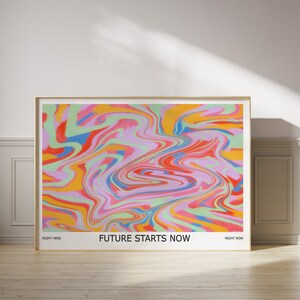 Może przedstawiać: Abstrakcyjny wydruk artystyczny z wirującym wzorem w kolorze różowym, żółtym, niebieskim, zielonym i czerwonym. Tekst "FUTURE STARTS NOW" jest nadrukowany na dole wydruku czarnym kolorem.