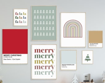 Puede incluir: Un conjunto de arte de pared imprimible con temática navideña. Las impresiones incluyen un rectángulo rojo con el texto "Merry Christmas" y "Dear Santa...I Can Explain", un rectángulo verde con un patrón repetitivo de árboles estilizados, un rectángulo con el texto "Merry" repetido cinco veces en diferentes colores, un rectángulo con un diseño de arcoíris, un rectángulo con el texto "Tis the Season", y un rectángulo con un árbol estilizado.