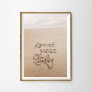 Impresión sólo de buenas vibraciones, arte de la pared de la playa, decoración del dormitorio, palabras en la arena, decoración costera imprimible arte de la pared cartel de la playa Boho decoración descarga instantánea