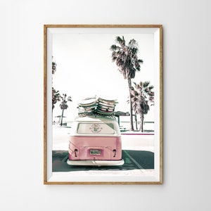 Beach Wall Art Surf Poster Print Pale Pink Surf Van Print California Wall Art Afdrukbare kunst Girls Room Decor Pink Wall Art Surfboard Print