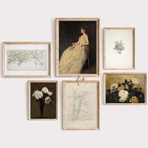 Könnte beinhalten: Eine Galeriewand mit sechs gerahmten Drucken. Die Drucke sind alle unterschiedlich groß und zeigen verschiedene florale Motive, darunter eine Frau in einem gelben Kleid, einen Strauß weißer Rosen und eine Schwarzweißzeichnung von Bäumen.