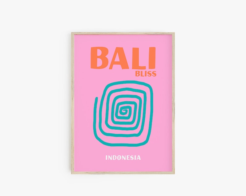Op de afbeelding: Een roze poster met de tekst "BALI BLISS" in oranje en "INDONESIA" in zwart. In het midden van de poster staat een turquoise spiraalvormig ontwerp.