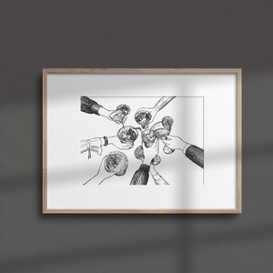 Pu&ograve; includere: Disegno in bianco e nero di un gruppo di persone che alzano i bicchieri per un brindisi. L'immagine &egrave; una semplice illustrazione di un gruppo di amici che festeggiano.