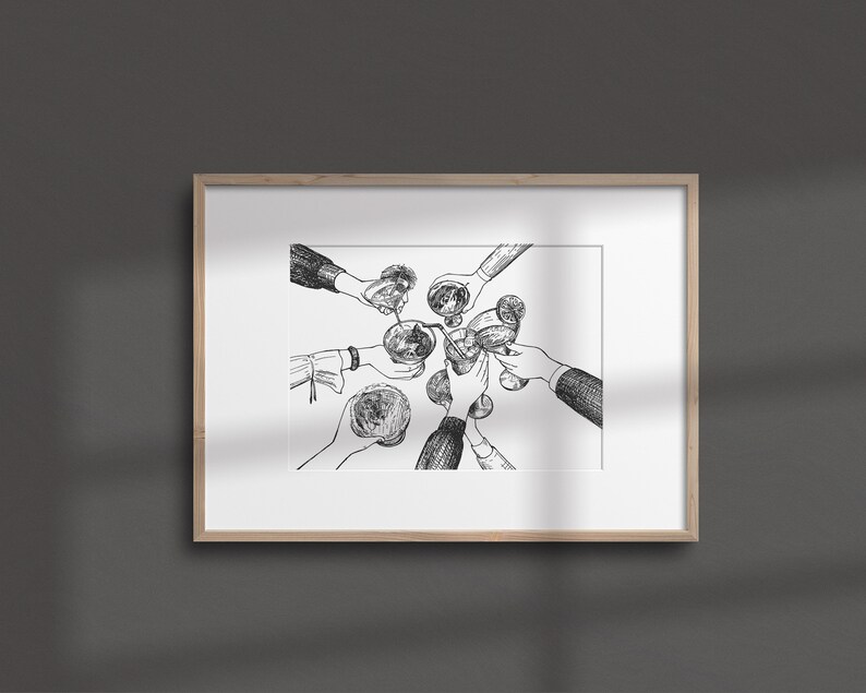 Pu&ograve; includere: Disegno in bianco e nero di un gruppo di persone che alzano i bicchieri per un brindisi. L'immagine &egrave; una semplice illustrazione di un gruppo di amici che festeggiano.