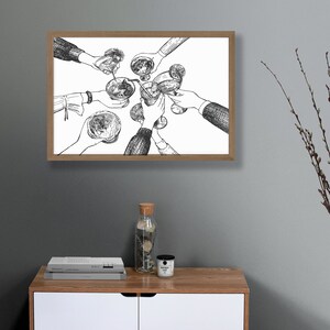 Pu&ograve; includere: Disegno in bianco e nero di un gruppo di persone che alzano i bicchieri per un brindisi. L'immagine &egrave; incorniciata in una cornice di legno marrone chiaro.