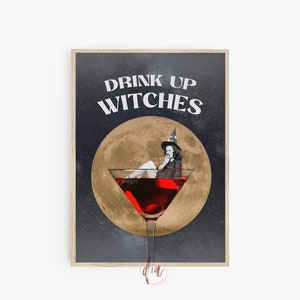 K&ouml;nnte beinhalten: Ein Vintage-Poster mit einer Hexe, die in einem Martini-Glas sitzt. Das Glas ist mit roter Fl&uuml;ssigkeit gef&uuml;llt und die Hexe tr&auml;gt einen schwarzen Hut und ein schwarzes Kleid. Der Hintergrund ist dunkelblau mit einem gelben Mond und Sternen. Der Text "Drink Up Witches" ist oben auf dem Poster in Wei&szlig; gedruckt.