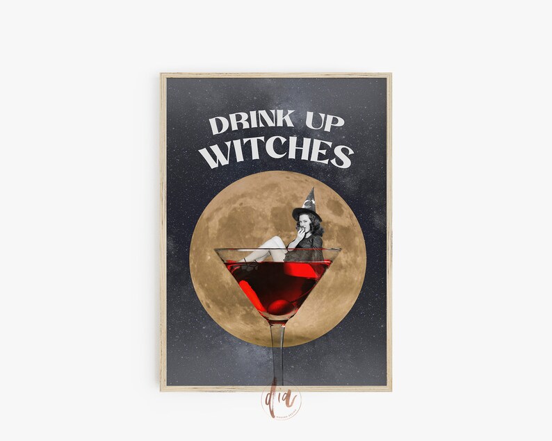 K&ouml;nnte beinhalten: Ein Vintage-Poster mit einer Hexe, die in einem Martini-Glas sitzt. Das Glas ist mit roter Fl&uuml;ssigkeit gef&uuml;llt und die Hexe tr&auml;gt einen schwarzen Hut und ein schwarzes Kleid. Der Hintergrund ist dunkelblau mit einem gelben Mond und Sternen. Der Text "Drink Up Witches" ist oben auf dem Poster in Wei&szlig; gedruckt.