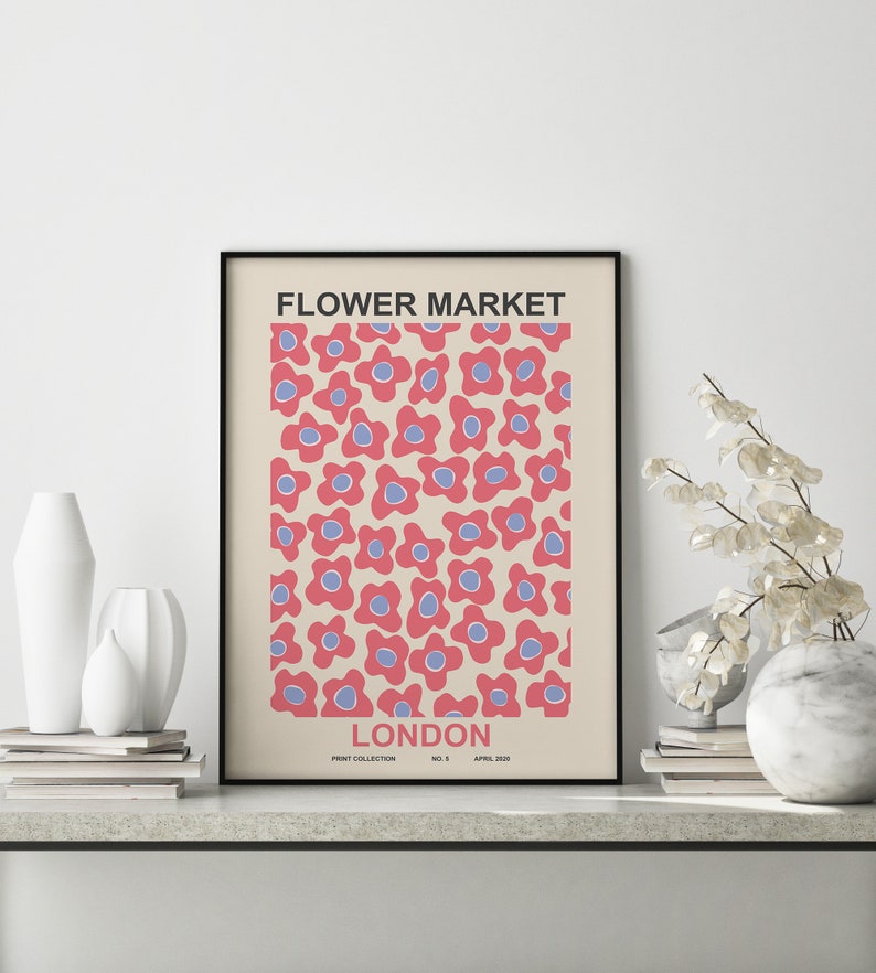 Pu&ograve; includere: Un poster incorniciato nero con sfondo crema e un motivo ripetitivo di fiori rosa e blu. Il poster dice "FLOWER MARKET LONDON" e "PRINT COLLECTION NO. 5 APRIL 2020".