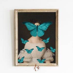 Puede incluir: Impresi&oacute;n art&iacute;stica enmarcada que presenta un retrato vintage con una mariposa turquesa reemplazando la cara. Mariposas turquesas adicionales est&aacute;n dispersas alrededor de la figura. La obra de arte est&aacute; enmarcada en un marco dorado.