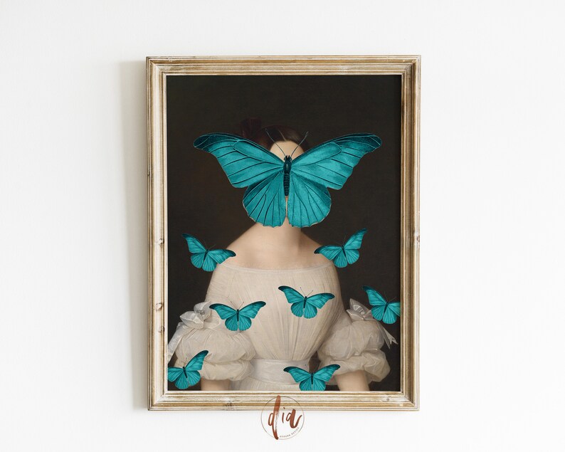 Puede incluir: Impresi&oacute;n art&iacute;stica enmarcada que presenta un retrato vintage con una mariposa turquesa reemplazando la cara. Mariposas turquesas adicionales est&aacute;n dispersas alrededor de la figura. La obra de arte est&aacute; enmarcada en un marco dorado.