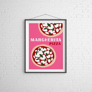 Op de afbeelding: Een roze poster met de tekst "MARGHERITA PIZZA" in zwart. Twee pizza's met rode saus, witte kaas en groene basilicum zijn op de poster afgebeeld.