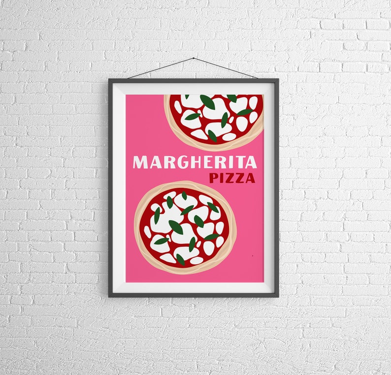 Op de afbeelding: Een roze poster met de tekst "MARGHERITA PIZZA" in zwart. Twee pizza's met rode saus, witte kaas en groene basilicum zijn op de poster afgebeeld.