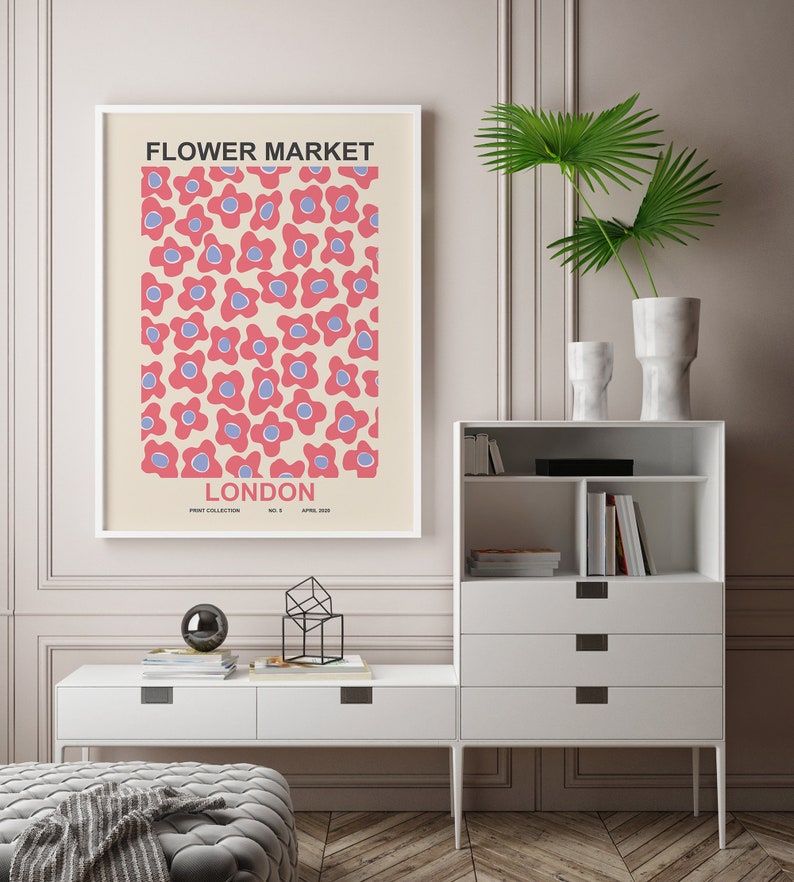 Pu&ograve; includere: Un poster incorniciato bianco con un motivo floreale rosa e blu. Il poster ha il testo "FLOWER MARKET LONDON" e "PRINT COLLECTION NO. 5 APRIL 2020".