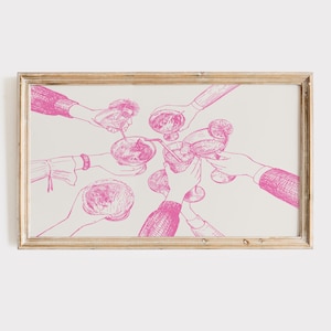 Könnte beinhalten: Eine rosa und weiße Illustration von Freunden, die mit Cocktails anstoßen. Die Illustration ist in einem hellen Holzrahmen gerahmt.