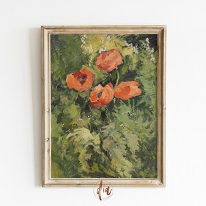 Puede incluir: Pintura al &oacute;leo enmarcada que representa amapolas de color naranja brillante sobre un fondo de exuberante follaje verde. La obra de arte se presenta en un marco de madera clara y desgastada, lo que a&ntilde;ade una est&eacute;tica vintage. La pintura evoca la naturaleza y la belleza floral.