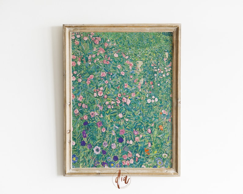 Op de afbeelding: Een ingelijst schilderij van een bloemenveld in verschillende tinten roze, paars, blauw, oranje en wit. De bloemen worden omringd door groen gebladerte.