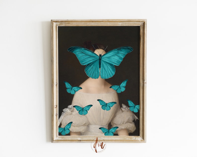 Puede incluir: Un retrato vintage de una persona con una mariposa azul turquesa cubriendo su rostro. El retrato est&aacute; enmarcado en un marco de madera clara. Varias otras mariposas azul turquesa vuelan alrededor de la persona.