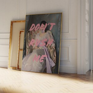 Pode incluir: Uma pintura de uma mulher com um vestido roxo sentada em uma cadeira. A mulher est&aacute; segurando uma bolha na boca e as palavras "DON'T RUSH ME" est&atilde;o escritas em letras rosa sobre a imagem.