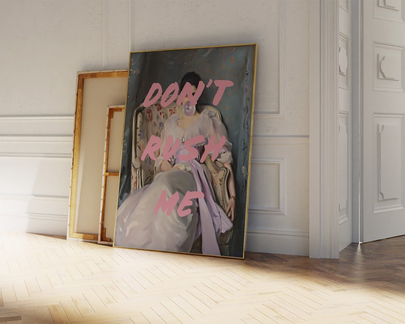 Pode incluir: Uma pintura de uma mulher com um vestido roxo sentada em uma cadeira. A mulher est&aacute; segurando uma bolha na boca e as palavras "DON'T RUSH ME" est&atilde;o escritas em letras rosa sobre a imagem.