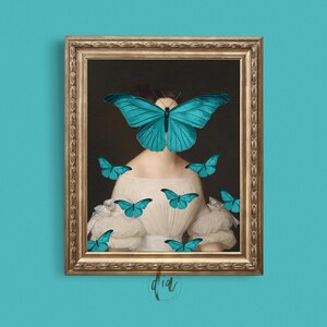 Puede incluir: Un retrato enmarcado de una mujer con una mariposa turquesa que le cubre la cara. La mujer lleva un vestido blanco y hay varias mariposas turquesas alrededor de ella.
